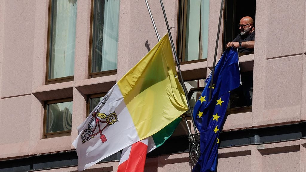 AOP Lippuja puolitangossa Italia 22.4.2025