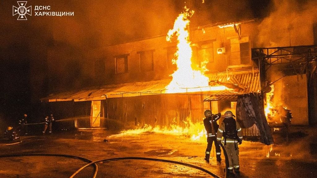 Marhanetsin kaupungissa tapahtuneessa lennokki-iskussa kuoli useita ihmisiä keskiviikkoaamuna. Ukrainan valtion hätäpalvelun kuvassa palomiehet sammuttavat tulipaloa lennokki-iskun jälkeen Poltavassa.