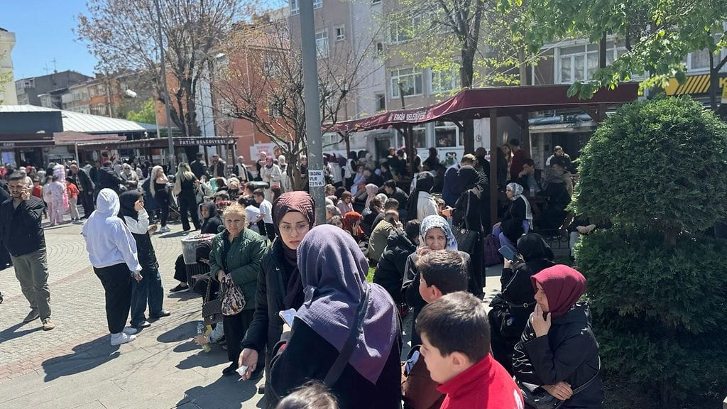 AOP Ihmiset ottivat yhteyttä läheisiinsä sen jälkeen, kun 6,2 magnitudin maanjäristys iski Istanbuliin Turkissa 23. huhtikuuta 2025.