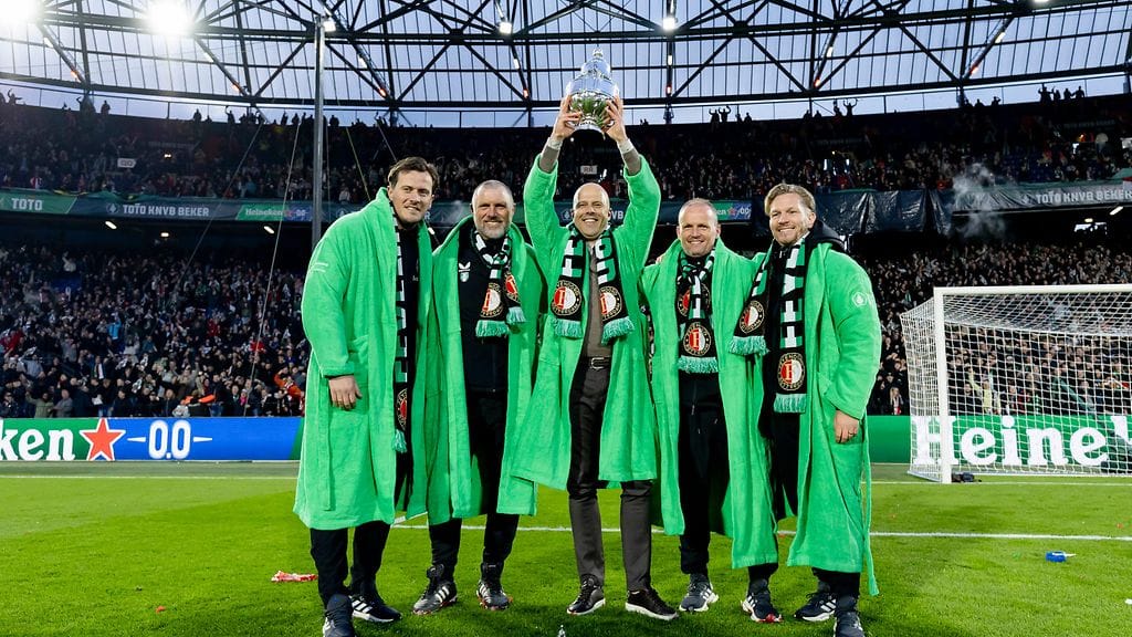 Jyri Nieminen (oik.) juhli Feyenoord-valmennuksen kanssa Hollannin mestaruutta huhtikuussa 2024. Keskellä nykyinen Liverpool-manageri Arne Slot.