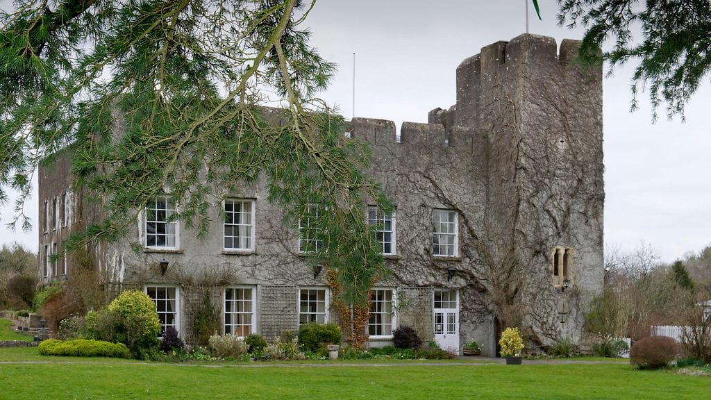 Varhaiskeskiaikainen hautausmaa löytyi Fonmonin linnan (kuvassa) alueella olevalta pellolta Walesista.