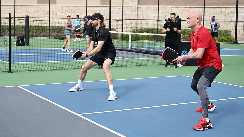 Andre Agassi (oik.) pelasi huhtikuun alussa Las Vegasissa yhdessä Maroon 5 -yhtyeen kitaristin James Valentinen kanssa.