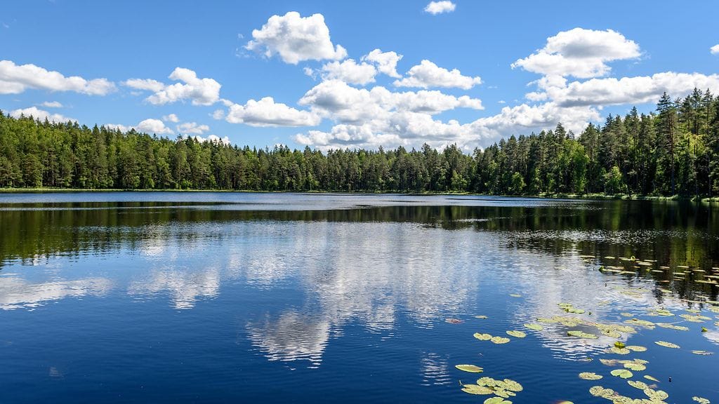 Lapset olivat lähteneet uimarannalta kalaan kumiveneellä ilman pelastusliivejä. Kuvituskuva.
