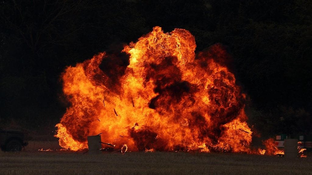 Kuvituskuvassa räjähdys pellolla.