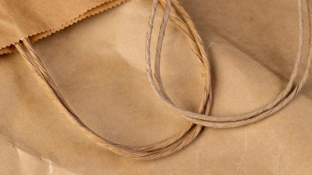 Ruskean paperikassin ruskeaa kuitua ei voi pestä kierrätysprosessissa pois.