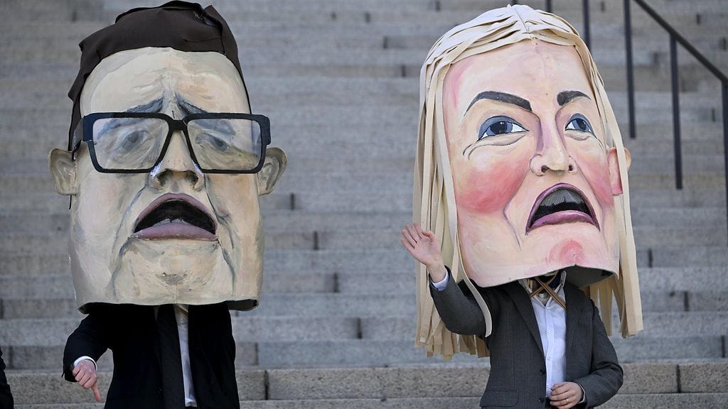 Tällaiset karikatyyriset Orpo- ja Purra-hahmot Elokapina toi Eduskuntatalon portaille.