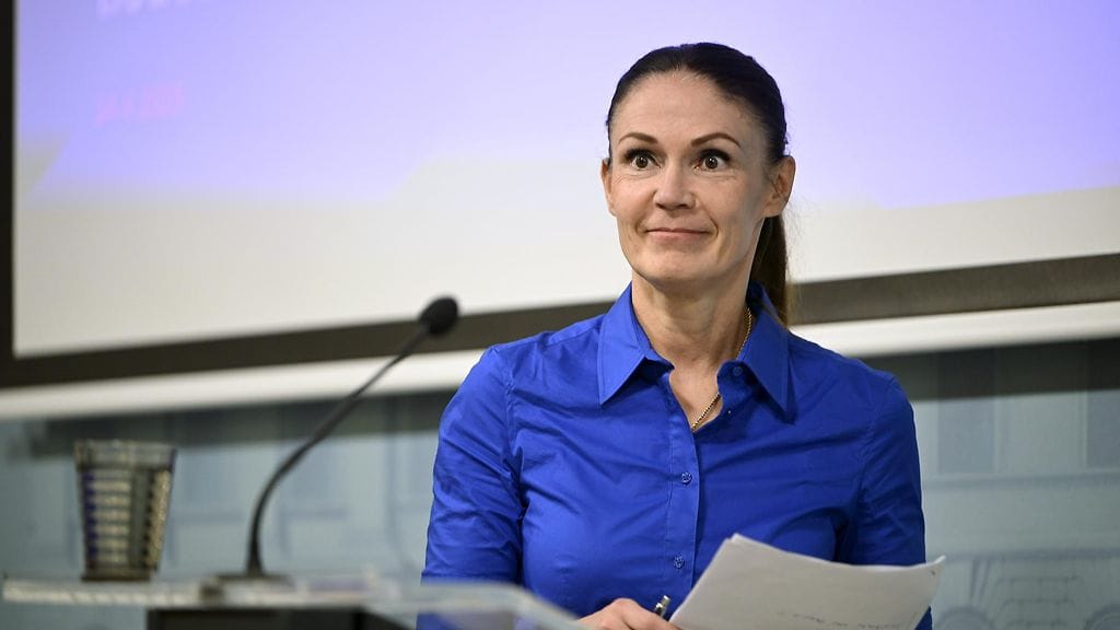 Liikenne- ja viestintäministeri Lulu Ranne (ps.) raideleveyden jatkosuunnittelun (Rail Nordica) rahoitusta käsittelevässä tiedotustilaisuudessa Helsingissä 24. huhtikuuta 2025.