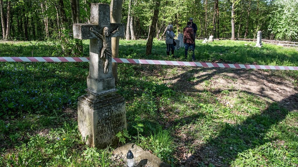 Mediatietojen mukaan hankkeen tarkoituksena on muun muassa antaa joukkosurman uhreille asianmukaiset hautajaiset, ottaa heistä dna-näytteitä ja todeta uhrien kuolinsyyt.