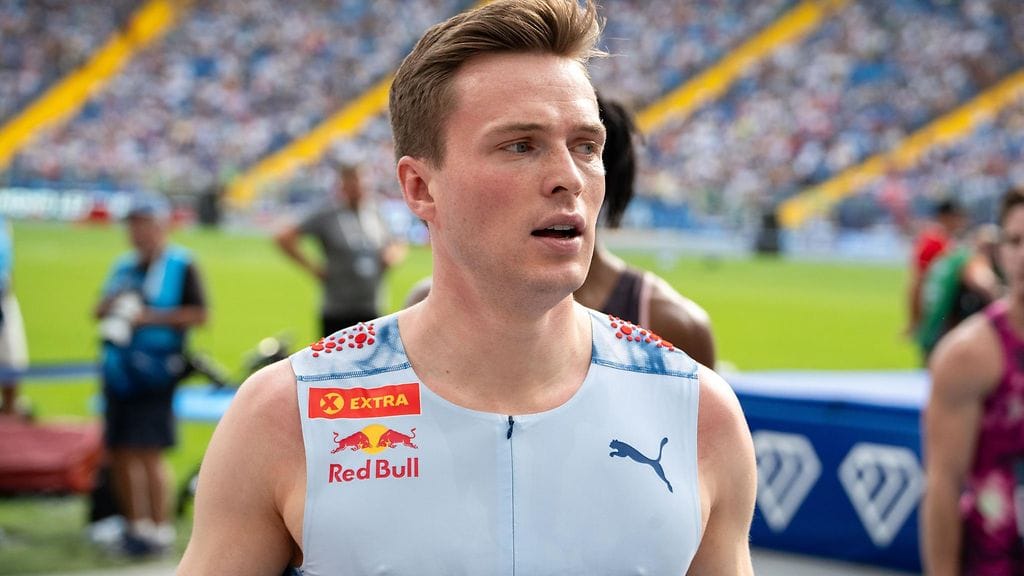 Karsten Warholm juoksee Ximenissa 300 metrin aitakisan.