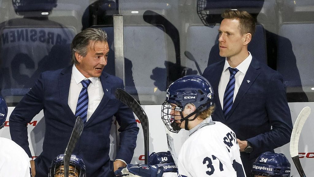 Mikael Kotkaniemen (vas.) valmentama Pikkuleijonat hoiteli Norjan vaivatta.