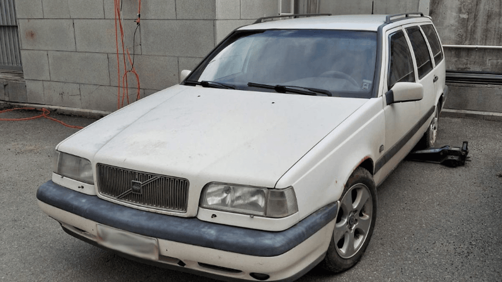 Poliisi pyytää havaintoja kuvan autosta tiistailta ja keskiviikolta 22.–23.4. Puumalan ja Juvan alueilta.