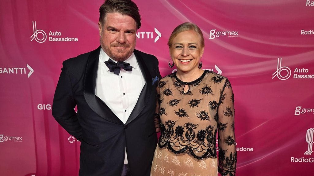 Ulkoministeri Elina Valtonen saapui Radiogaalaan puolisonsa Jussi Heikelän kanssa.