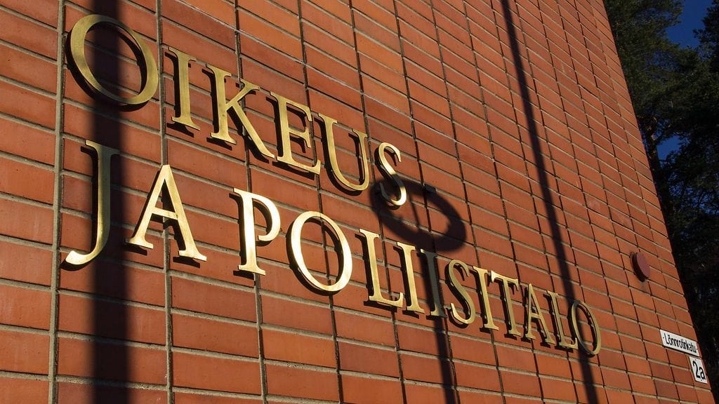 Kajaanin käräjäoikeuden istuntopaikka Kajaanin oikeus- ja poliisitalo elokuussa 2015.