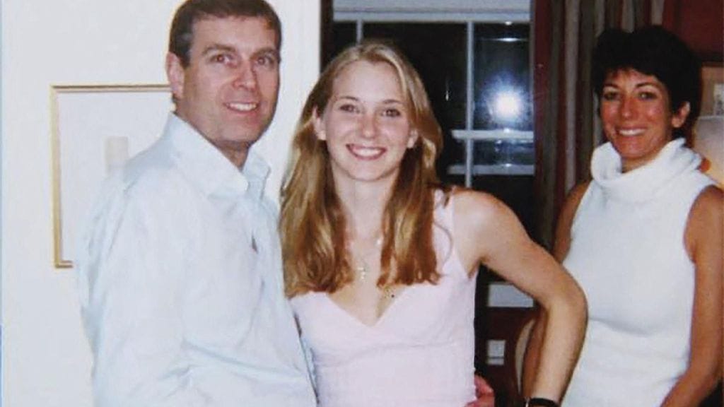 Yhdysvaltalaisen syyttäjänviraston 9. elokuuta 2021 julkaisema päiväämätön valokuva, jossa prinssi Andrew, Virginia Giuffre ja Ghislaine Maxwell.