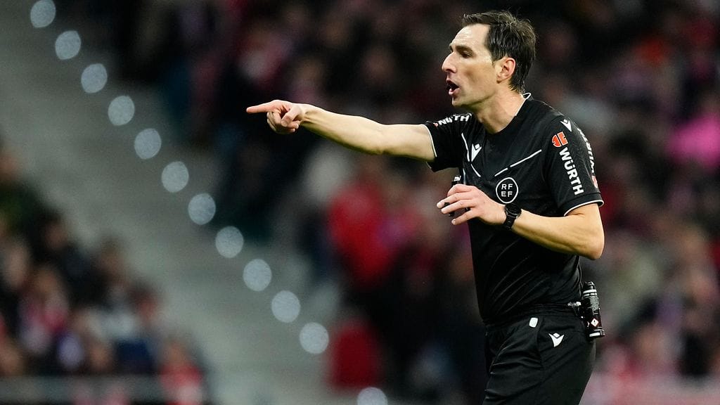 Erotuomari Ricardo de Burgos Bengoetxea herkistyi kyyneliin Copa del Rey -finaalin lehdistötilaisuudessa.