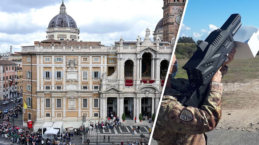 Italialaisella sotilaalla havaittiin Vatikaanissa erikoinen ase. Arkistokuva.