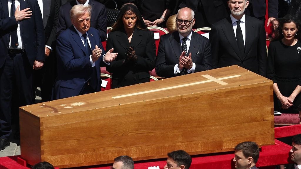 Yhdysvaltain presidentti Donald Trump todisti vaimonsa Melania Trumpin kanssa paavi Franciscuksen viimeistä matkaa.