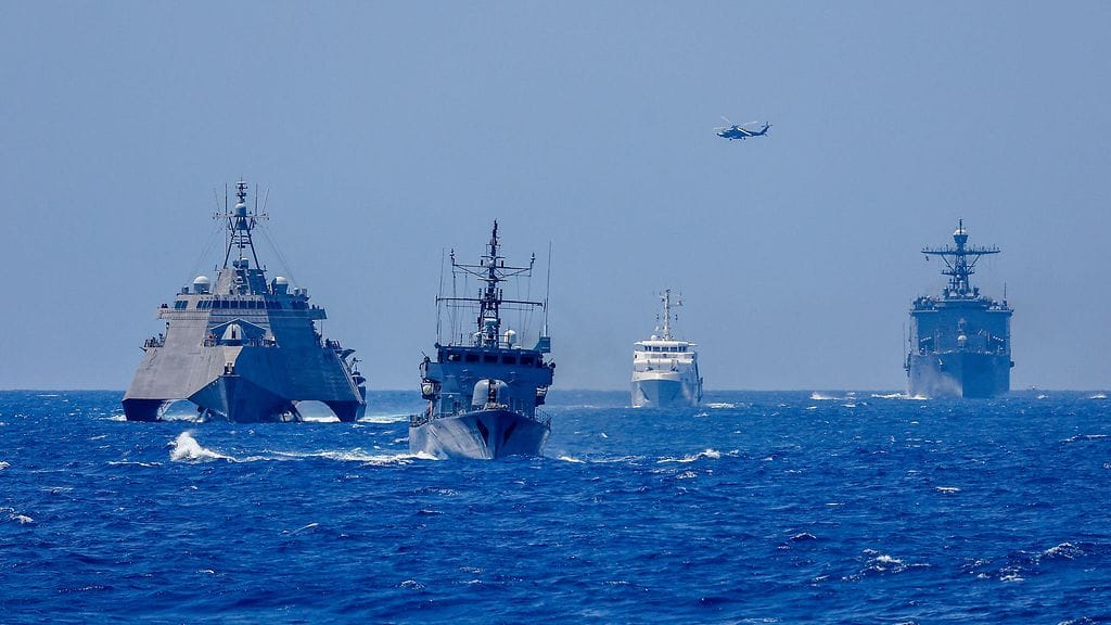 Yhdysvaltain ja Filippiinien sota-aluksia Filippiinienmerellä käynnissä olevissa Balikatan-sotaharjoituksissa. Filippiinien ja Kiinan väliset suhteet ovat kiristyneet kiistelyjen Spratlysaarien takia.