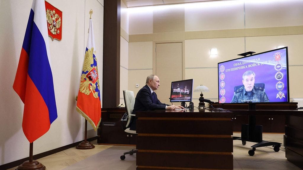 Venäjän presidentti Vladimir Putin osallistui videokonferenssiin asevoimien komentajan Valeri Gerasimovin kanssa lauantaina 26 huhtikuuta.