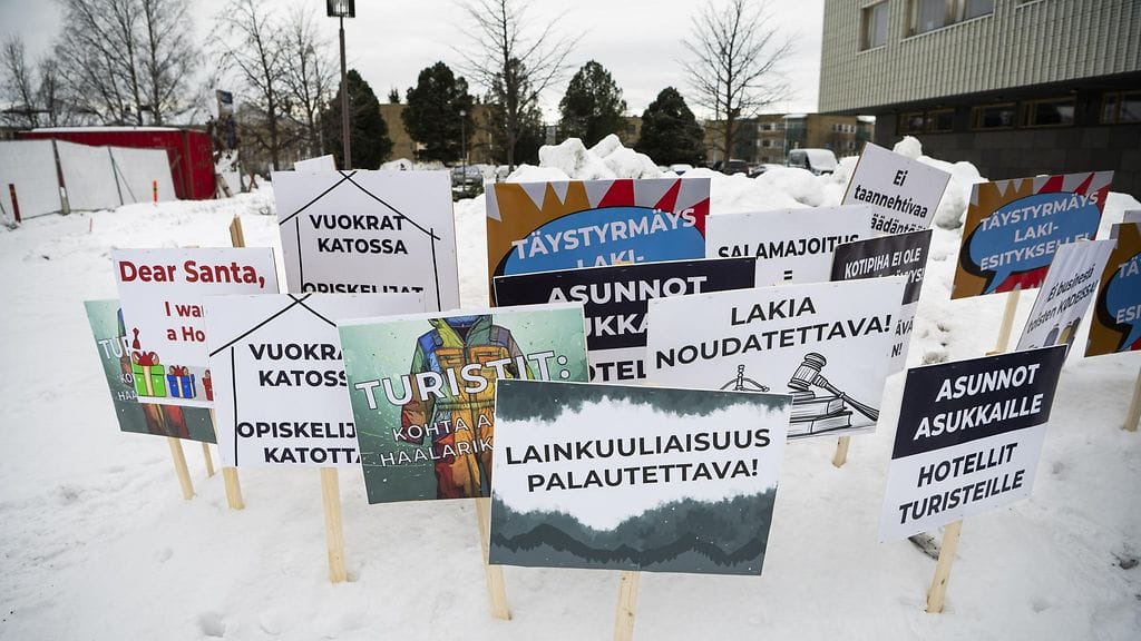 Rovaniemellä järjestettiin mielenilmaus marraskuussa 2024 airbnb-lakiehdotusta vastaan