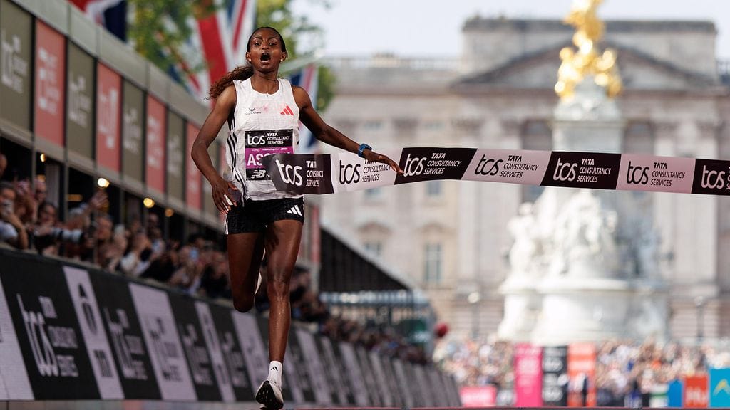 Tigst Assefa juoksi uuden ME-ajan Lontoon maratonilla.