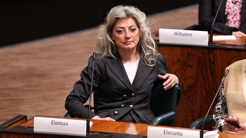 Perussuomalaisten Kela-valtuutettu Ritva Elomaa kertoo perussuomalaisten valtuutettujen saaneen kentältä kriittistä palautetta poliittisiin virkanimityksiin liittyen. Kuvassa Elomaa eduskunnan täysistuntosalissa huhtikuussa 2023.