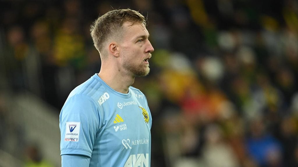 Ilveksen maalivahti Otso Virtanen sai punaisen kortin.