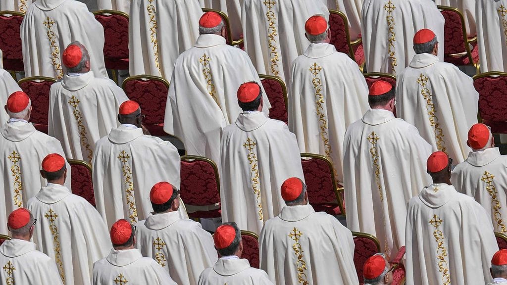 Kardinaalit ympäri maailmaa ovat alkaneet kokoontua Roomaan osallistuakseen konklaaviin, joka valitsee uuden paavin.