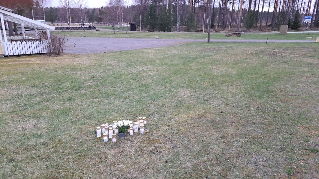 Pyöräilijän yliajopaikalle Ristiinassa oli tuotu jo sunnuntaina kynttilöitä.