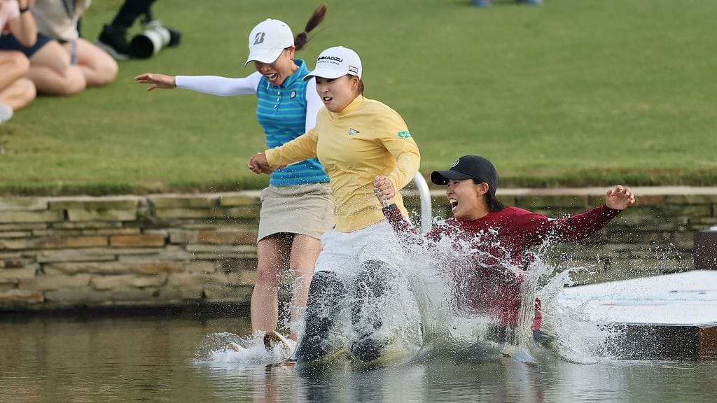 Mao Saigo hyppäsi lampeen managerinsa ja japanilaisen tv-toimittajan kanssa. Kukaan heistä ei ole varsinaisesti uimataitoinen.
