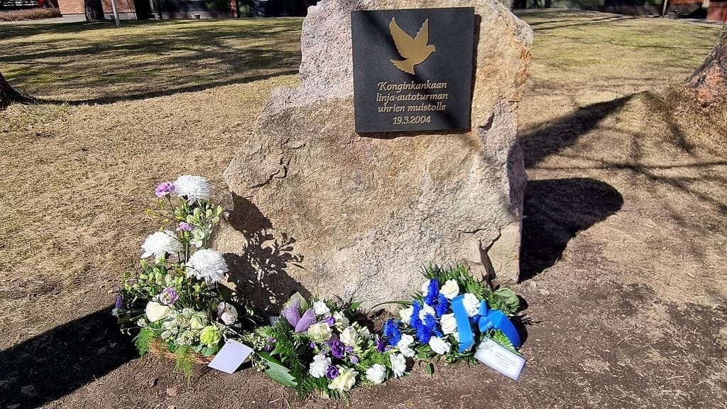 Muistomerkki on kivilohkare, jossa olevassa kyltissä on kyyhkysen kuva ja muistoteksti.