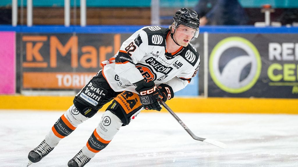 Eetu Tuulola siirtyy Tapparaan yksivuotisella sopimuksella.