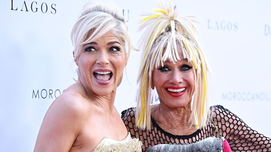 Selma Blair vilautti punaisella matolla pikkuhousujaan Betsey Johnsonille.