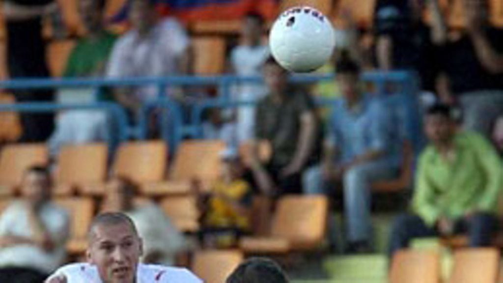 Hamlet Mhitarian, Armenia (oik.), ja Mariusz Lewandowski, Puola, EM-karsinta, 2007, Photo: Zurab Kurtsikidze/EPA