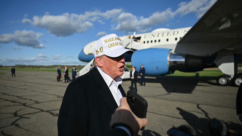 Trump puhuu toimittajille ennen Air Force One -lentokoneeseen nousemista lähdön yhteydessä Morristownin New Jerseyssä 27. huhtikuuta 2025.