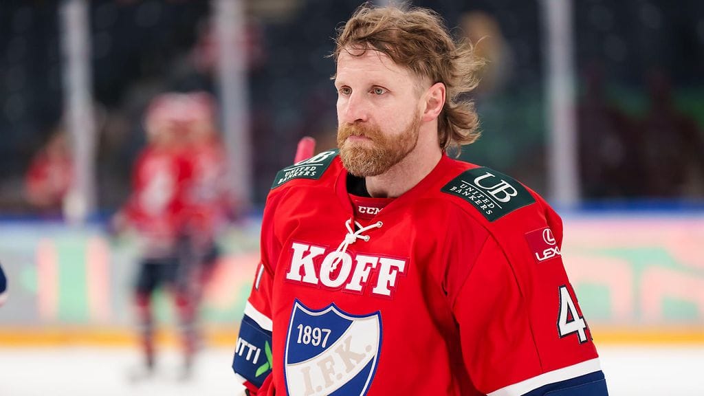 Leo Komarov pelasi HIFK:ssa kaksi kautta, mutta oli loukkaantumisten takia sivussa noin puolet otteluista.