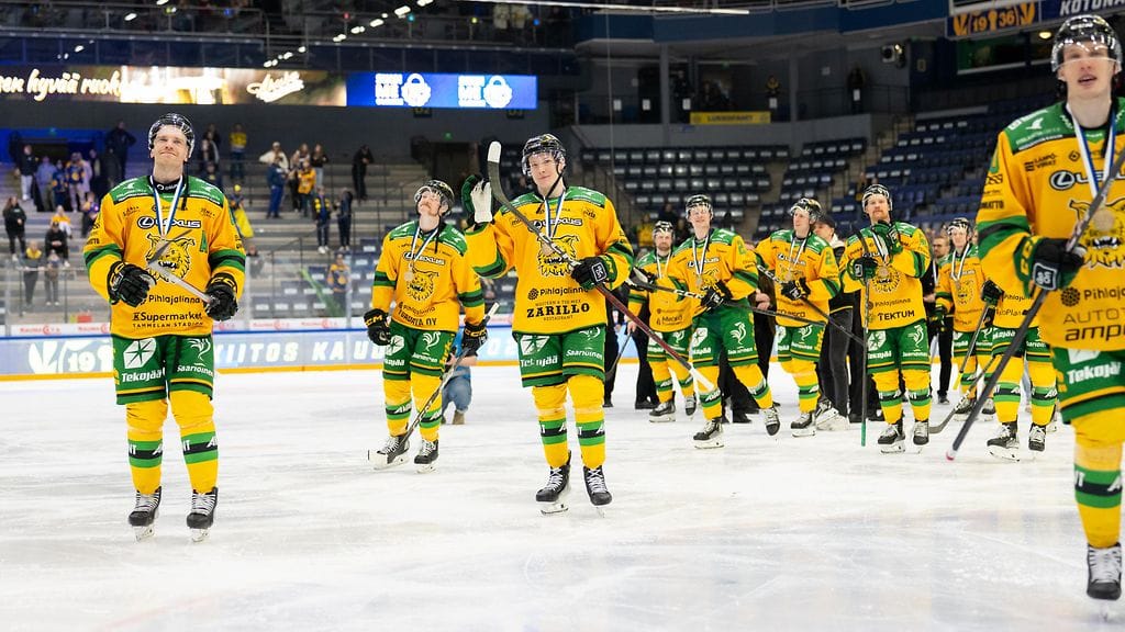Ilves-pelaajat juhlivat pronssia tällä kaudella.