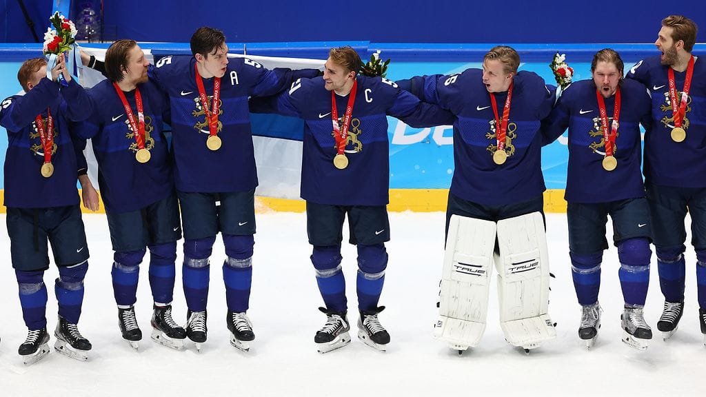 Olympiakulta Leijonien kapteenina (kesk.) helmikuussa 2022.