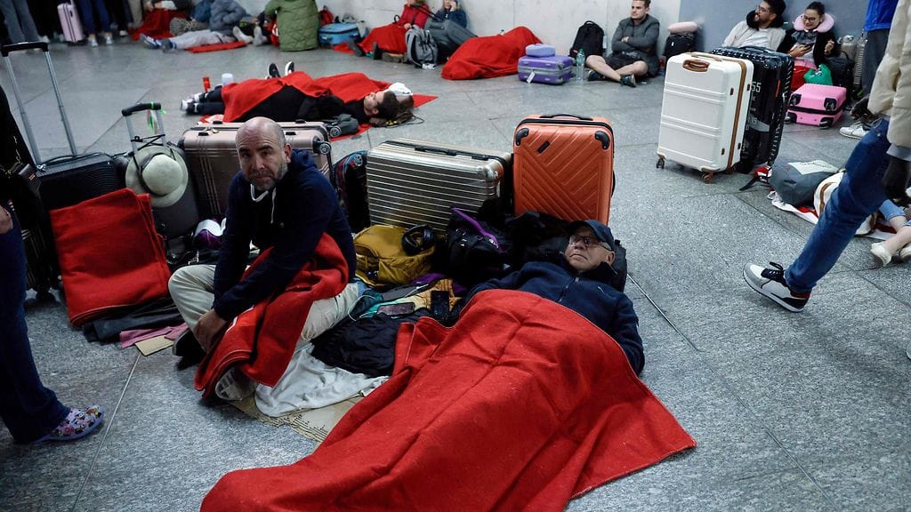 Osa matkustajista jäi juna-asemalle yöksi Madridissa, kun sähköt katkesivat.