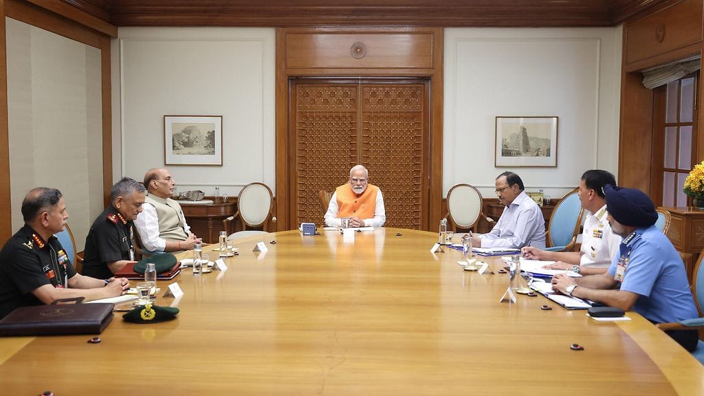 Intian pääministeri Narendra Modi ja maan turvallisuusjohtoa Delhissä 29. huhtikuuta.