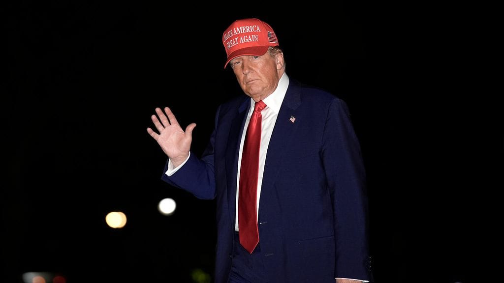 Trump tervehtii mediaa Valkoisen talon edustalla saavuttuaan "sata päivää presidenttinä" -juhlista.