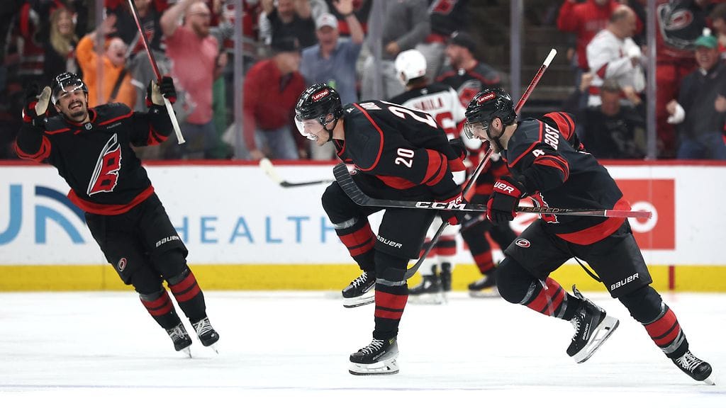 Sebastian Aho (kesk.) nousi Carolina Hurricanesin sankariksi.
