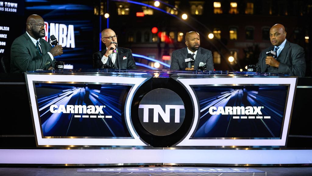 Shaquille O'Neal (vas.) ja Charles Barkley (oik.) ajautuivat riitaan NBA-lähetyksessä.