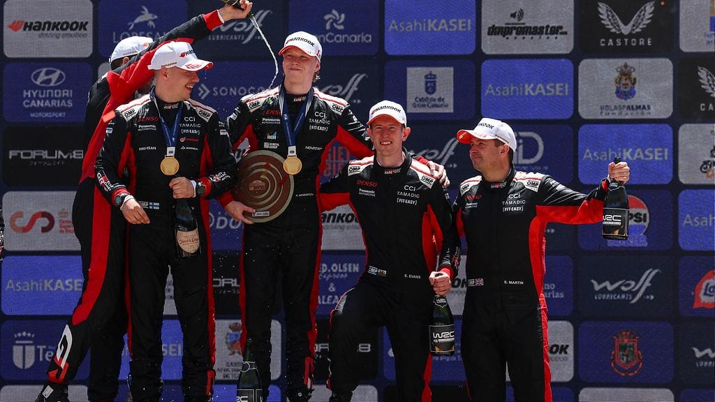 Kalle Rovanperä (kesk.) sai isot kehut myös tiimikaveriltaan Elfyn Evansilta (toinen oik.).