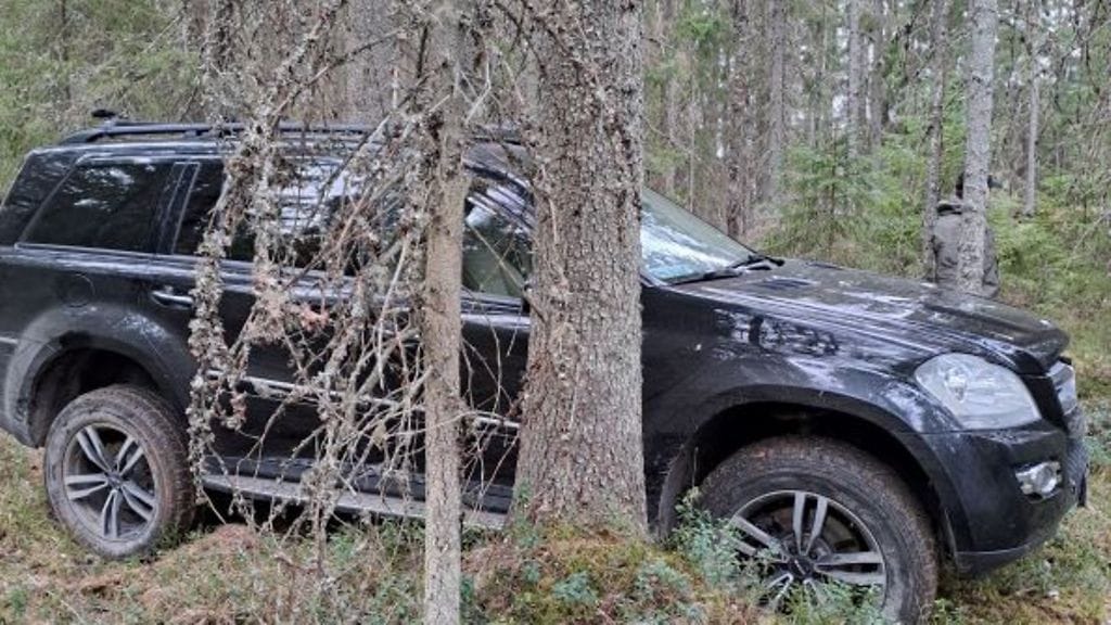 Poliisin kuva tapaukseen liittyvästä Mercedes-Benz 320 katumaasturista.