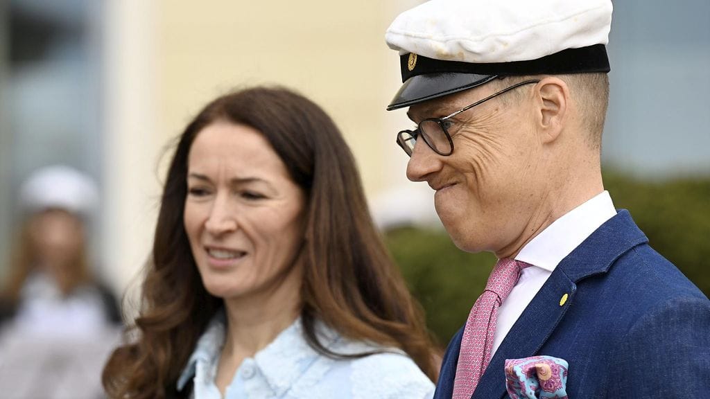 Presidentti Alexander Stubb ja puoliso Suzanne Innes-Stubb ottivat vastaan perinteiset vapputervehdykset Presidentinlinnan pihalla Helsingissä vappupäivänä 1. toukokuuta 2025.
