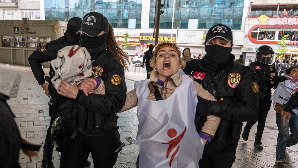 Turkin poliisit pidättävät mielenosoittajia, jotka yrittävät päästä Taksimin aukiolle.