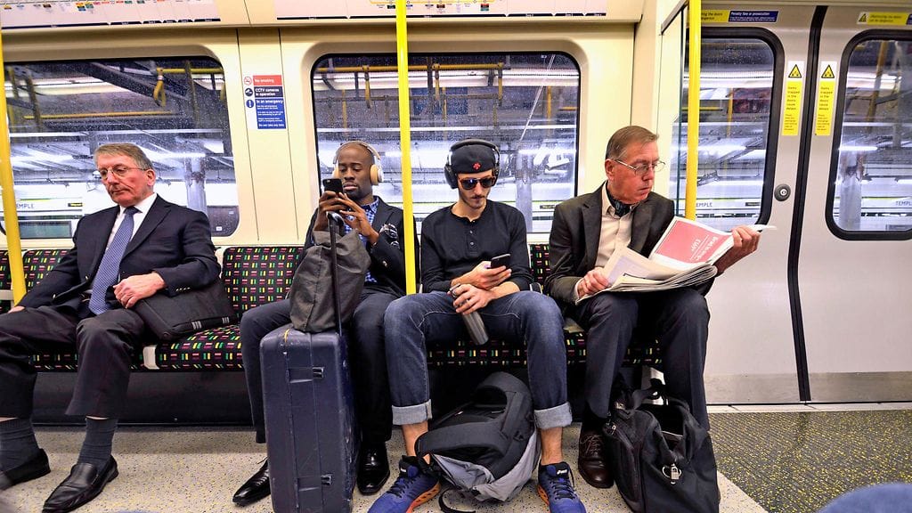 Arkistokuva. Britannian junaliikenteessä muita häiritsevä käytös on jo ennestään kiellettyä