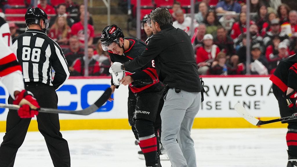 Jesperi Kotkaniemi sai New Jersey Devilsiä vastaan iskun silmäänsä.