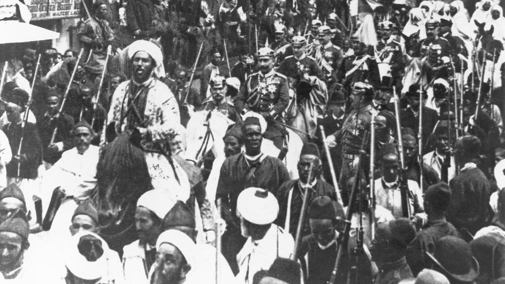 Saksan keisari Vilhelm II:n Saksan päämäärä Afrikassa oli ei-valkoisten ihmisten alistaminen ja maiden ja omaisuuden varastaminen ja luonnonvarojen hyödyntäminen, toimittaja Janne Hopsu kirjoittaa arviossaan. Kuvassa keisari Vilhelm II (keskellä valkoisen hevosen selässä) vierailulla Marokon Tangerissa maaliskuussa 1905.